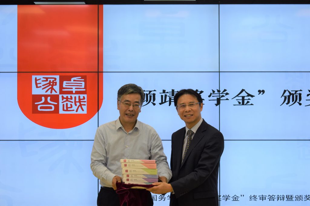 图6：304am永利集团苏长和经理向顾靖院友赠书